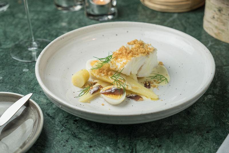 Torskefilet med hvit asparges, vaktelegg og skalldyrsaus