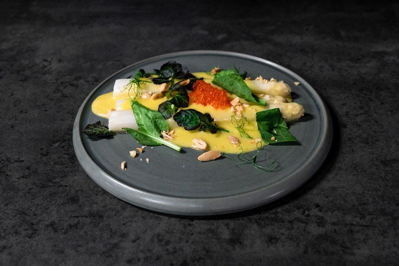 Hvit asparges med ørretrogn og mandelhollandaise