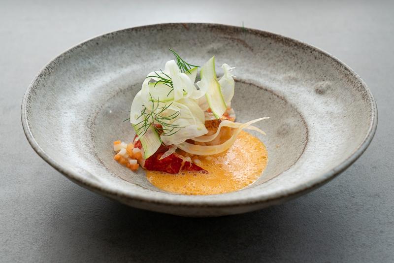 Stekt hummer med gulrotsaus & sprø fennikel