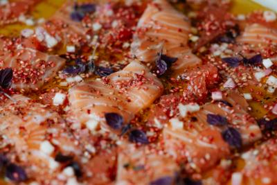 Laksesashimi med rød grapefrukt & reddik